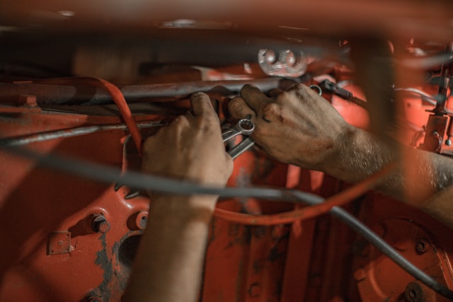 mechanic handling hydraulics