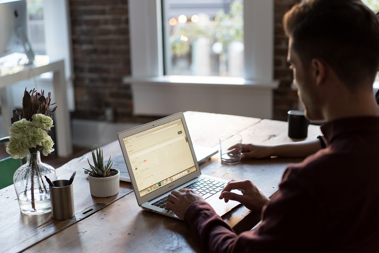 Non-Office Careers: 7 AWESOME Non-Desk Jobs (2024 Updated)
