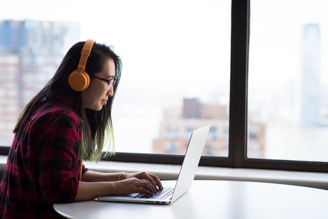 student learning how to become a medical transcriptionist