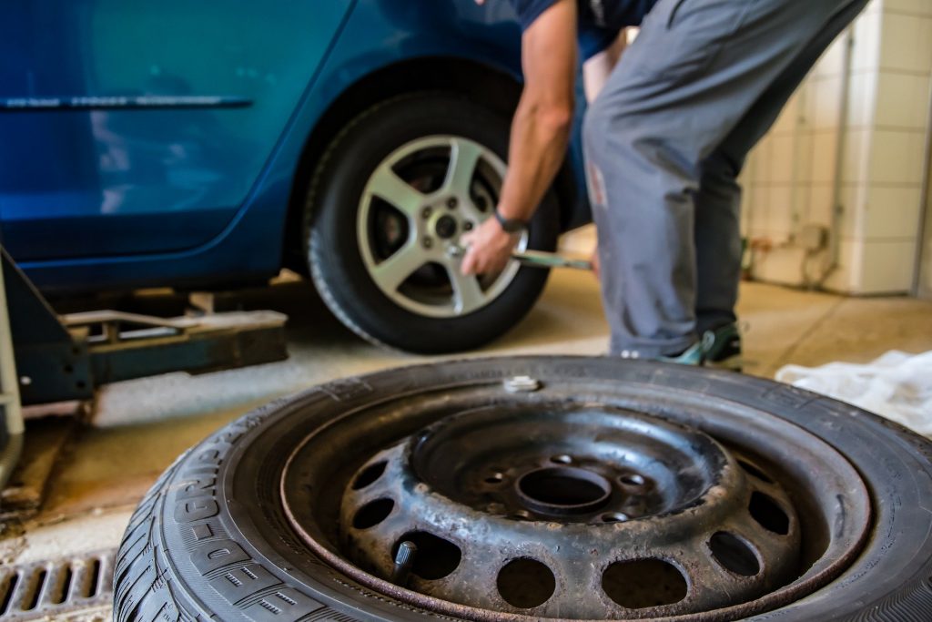 changing car tires